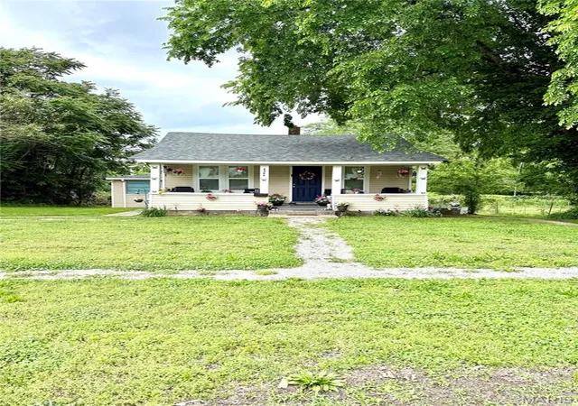 Homes for sale in Alton, IL | 2206 Locust Ave, Alton, IL 62002 | MLS# MIS26030842