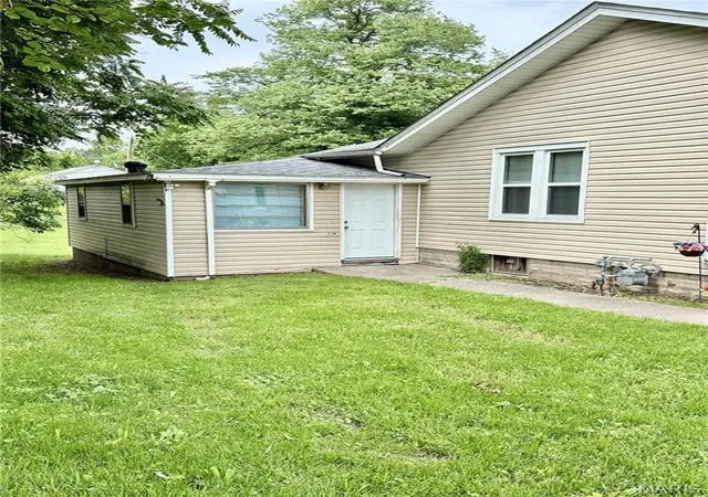Homes for sale in Alton, IL | 2206 Locust Ave, Alton, IL 62002 | MLS# MIS26030842