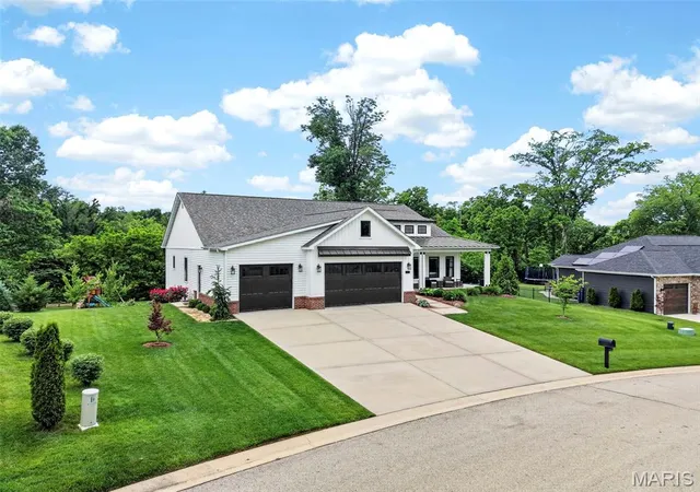 Photo 2 of Sale Pending at 1114 Elbow Hill Ct, Caseyville, IL 62232 | MLS# MIS26030870 | Listing updated on 2026-09-14
