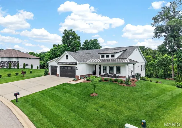 Photo 3 of Sale Pending at 1114 Elbow Hill Ct, Caseyville, IL 62232 | MLS# MIS26030870 | Listing updated on 2026-09-14