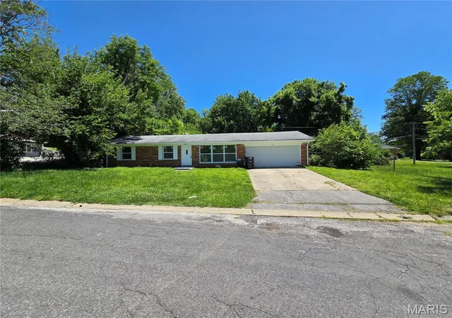 Homes for sale in Belleville, IL | 4 Hi Pointe Dr, Belleville, IL 62223 | MLS# MIS26030943