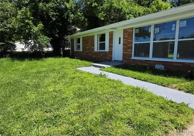 Homes for sale in Belleville, IL | 4 Hi Pointe Dr, Belleville, IL 62223 | MLS# MIS26030943