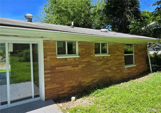 Photo 3 of Single family home for sale at 4 Hi Pointe Dr, Belleville, IL 62223 | MLS# MIS26030943 | Listing updated on 2026-10-08