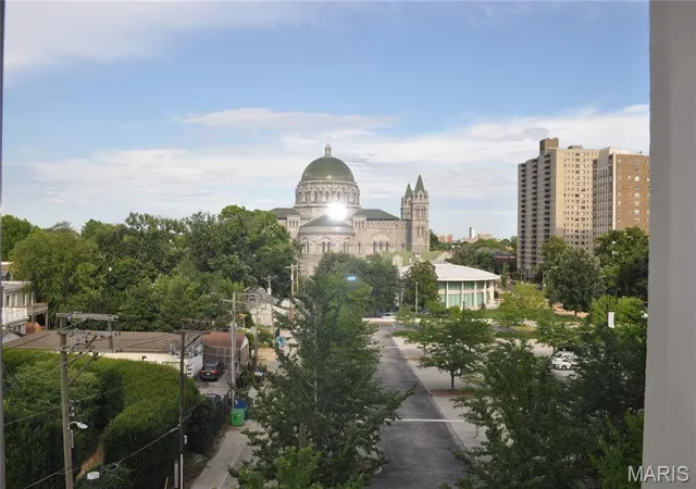 3rd image of 4501 Lindell Blvd #4B, St Louis, MO 63108 | MLS# MIS26031107