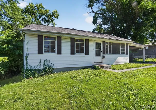 Photo 3 of Single family home for sale at 7709 Paddington Dr, Saint Louis, MO 63121 | MLS# MIS26031115 | Listing updated on 2026-09-03