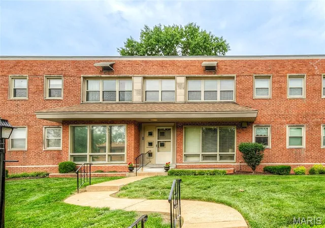Photo 2 of Condo for sale at 1 Delcrest Ct #103, Saint Louis, MO 63124 | MLS# MIS26031133 | Listing updated on 2026-09-15