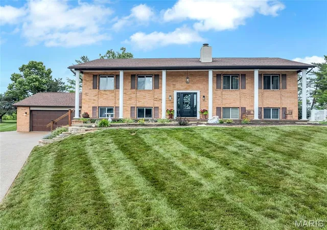 2nd image of 16 La Rochelle Ct, Lake St Louis, MO 63367 | MLS# MIS26031181