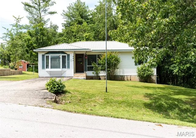 Homes for sale in Dixon, MO | 304 W 6th St, Dixon, MO 65459 | MLS# MIS26031296