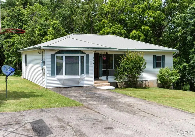 Homes for sale in Dixon, MO | 304 W 6th St, Dixon, MO 65459 | MLS# MIS26031296