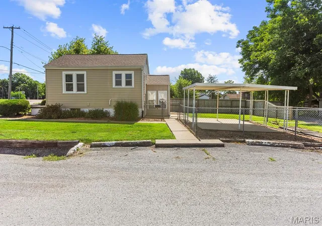 Homes for sale in Swansea, IL | 524 W Morgan St, Swansea, IL 62226 | MLS# MIS26031315