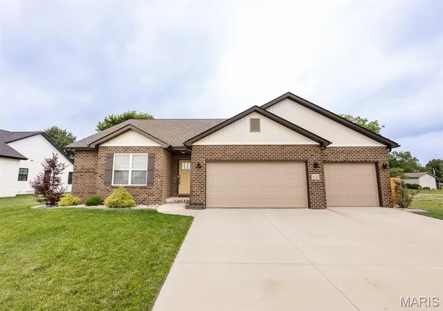 Homes for sale in Mascoutah, IL | 1121 Menominee Trl, Mascoutah, IL 62258 | MLS# MIS26031459