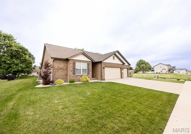 Homes for sale in Mascoutah, IL | 1121 Menominee Trl, Mascoutah, IL 62258 | MLS# MIS26031459