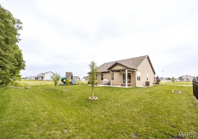 Homes for sale in Mascoutah, IL | 1121 Menominee Trl, Mascoutah, IL 62258 | MLS# MIS26031459