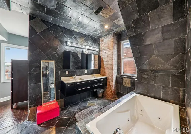 Listing Photo 4 - Condo for sale in building located at 4253 Washington Blvd, St. Louis, MO 63108 - Unit #D