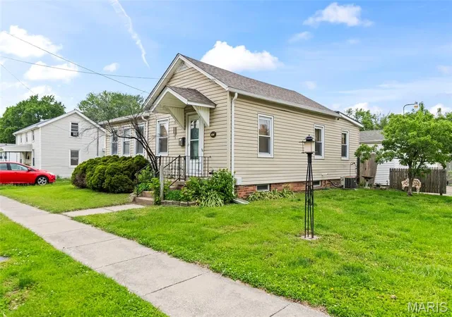 Homes for sale in Litchfield, IL | 117 W Ferdon St, Litchfield, IL 62056 | MLS# MIS26031566