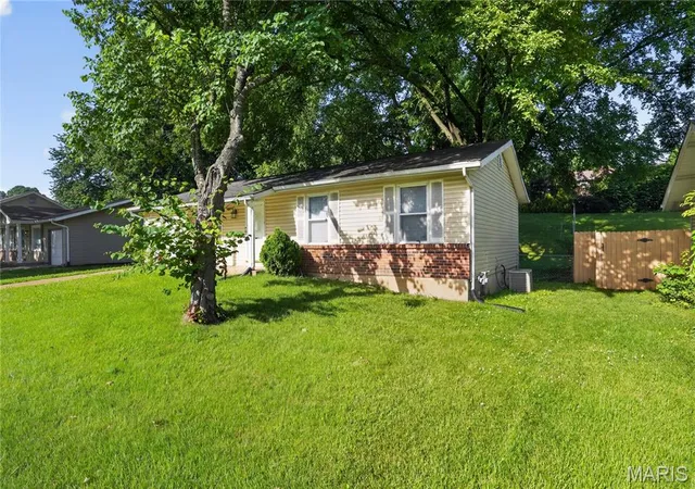 2nd image of 12071 El Camara Dr, Florissant, MO 63033 | MLS# MIS26031582