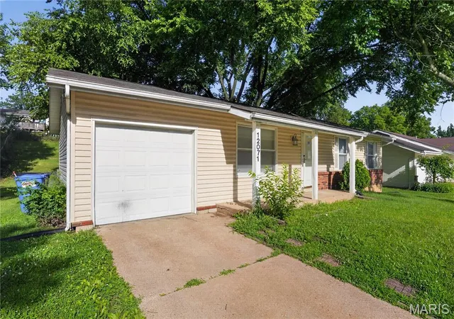 3rd image of 12071 El Camara Dr, Florissant, MO 63033 | MLS# MIS26031582