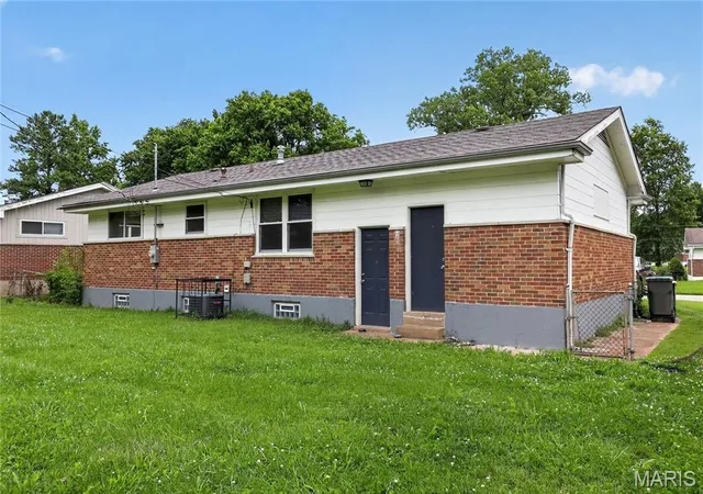 Photo 3 of Sale Pending at 9811 Portage Dr, St Louis, MO 63136 | MLS# MIS26031625 | Listing updated on 2026-10-27