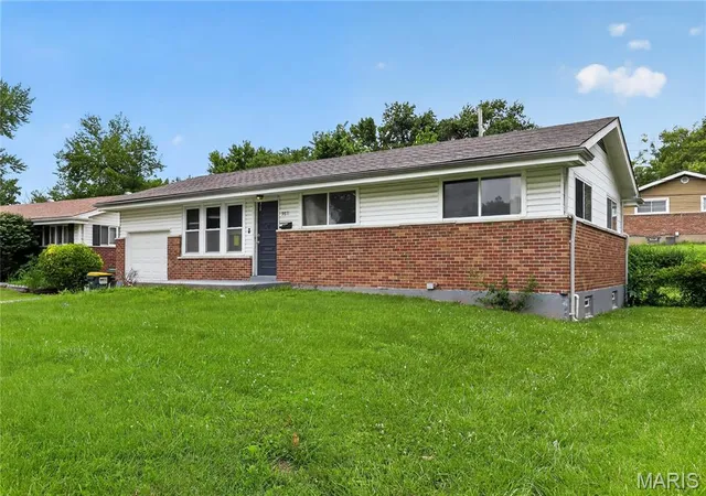 Photo 3 of Sale Pending at 9811 Portage Dr, St Louis, MO 63136 | MLS# MIS26031625 | Listing updated on 2026-10-27