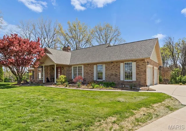 Photo 3 of Single family home for sale at 2 Sugar Hill Ct, Edwardsville, IL 62025 | MLS# MIS26031675 | Listing updated on 2026-10-08