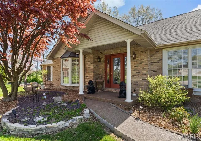 Photo 3 of Single family home for sale at 2 Sugar Hill Ct, Edwardsville, IL 62025 | MLS# MIS26031675 | Listing updated on 2026-10-08