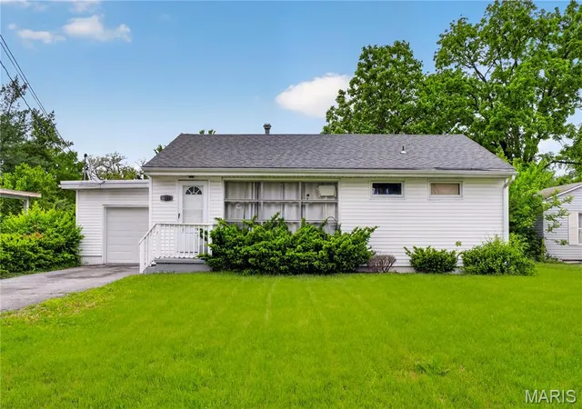 Homes for sale in Belleville, IL | 109 Cascade Dr, Belleville, IL 62223 | MLS# MIS26031693