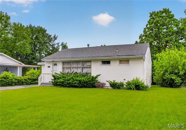 Homes for sale in Belleville, IL | 109 Cascade Dr, Belleville, IL 62223 | MLS# MIS26031693