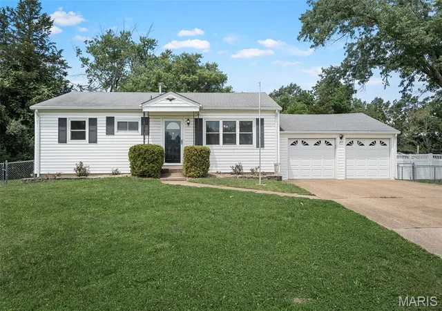 Homes for sale in Ballwin, MO | 207 Hillsdale Dr, Ballwin, MO 63011 | MLS# MIS26031714