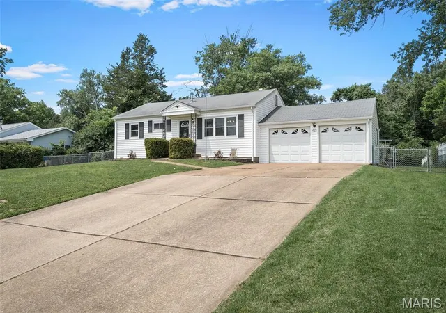 Homes for sale in Ballwin, MO | 207 Hillsdale Dr, Ballwin, MO 63011 | MLS# MIS26031714