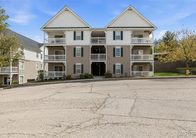 Homes for sale in Saint Louis, MO | 1125 Arbor Creek Dr #2B, Saint Louis, MO 63122 | MLS# MIS26031730