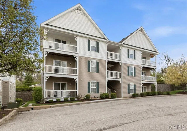 Homes for sale in Saint Louis, MO | 1125 Arbor Creek Dr #2B, Saint Louis, MO 63122 | MLS# MIS26031730