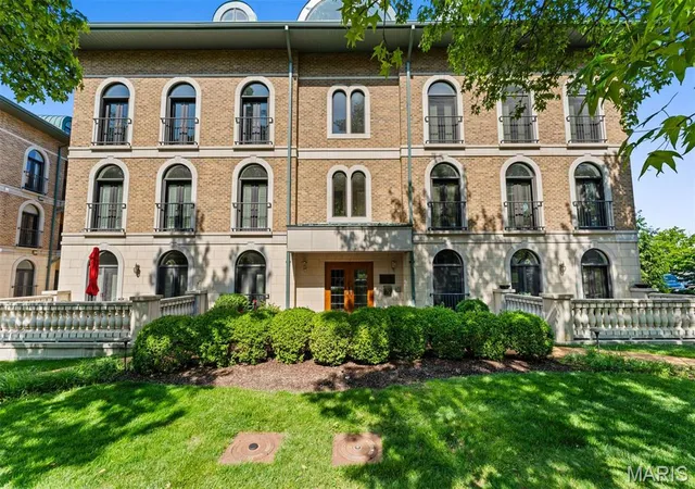 Photo 1 of Sale Pending at 60 Brighton Wy #3S, Saint Louis, MO 63105 | MLS# MIS26031754 | Listing updated on 2026-10-05