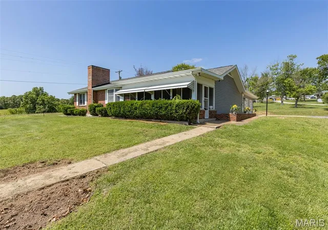 Photo 3 of Single family home for sale at 3220 Baisch Dr, De Soto, MO 63020 | MLS# MIS26031802 | Listing updated on 2026-07-17