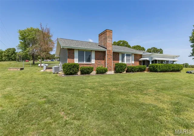 Photo 4 of Single family home for sale at 3220 Baisch Dr, De Soto, MO 63020 | MLS# MIS26031802 | Listing updated on 2026-07-17