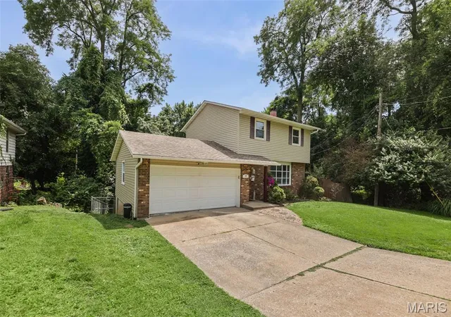 Homes for sale in Alton, IL | 219 Patterson Pl, Alton, IL 62002 | MLS# MIS26031858