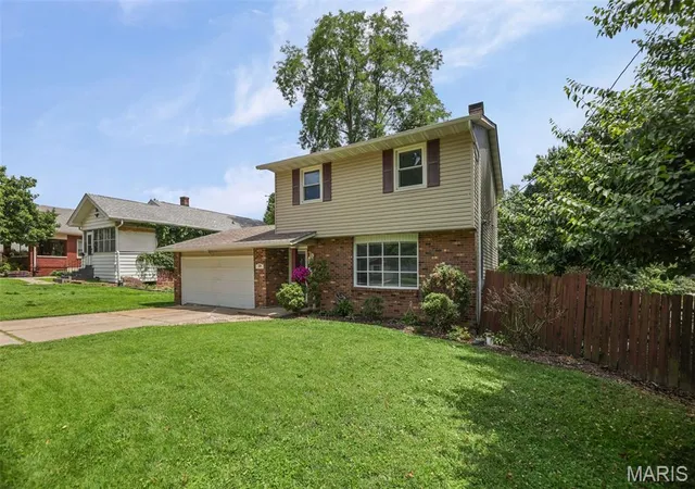 Homes for sale in Alton, IL | 219 Patterson Pl, Alton, IL 62002 | MLS# MIS26031858