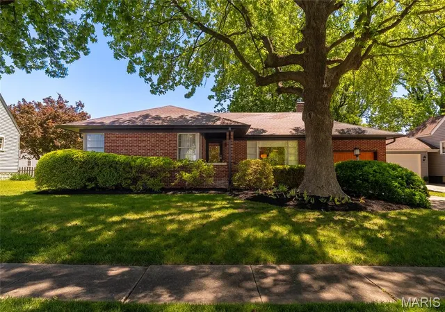 Homes for sale in Duquoin, IL | 208 S Laurel St, Duquoin, IL 62832 | MLS# MIS26031881