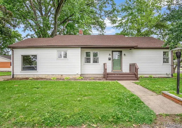 Homes for sale in Highland, IL | 1516 Ash St, Highland, IL 62249 | MLS# MIS26031883
