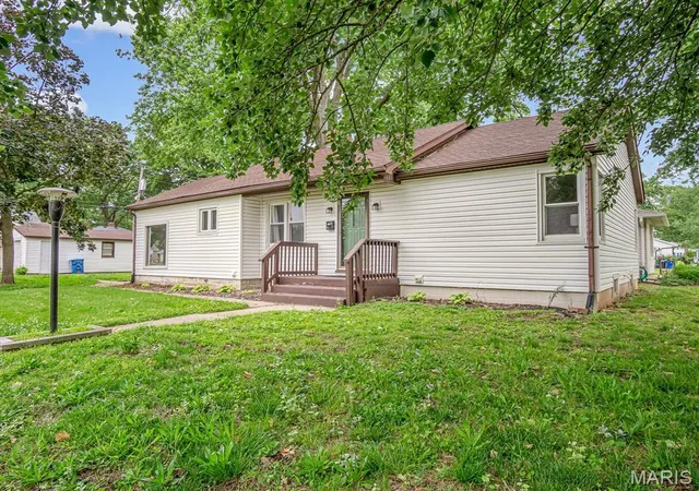 Homes for sale in Highland, IL | 1516 Ash St, Highland, IL 62249 | MLS# MIS26031883