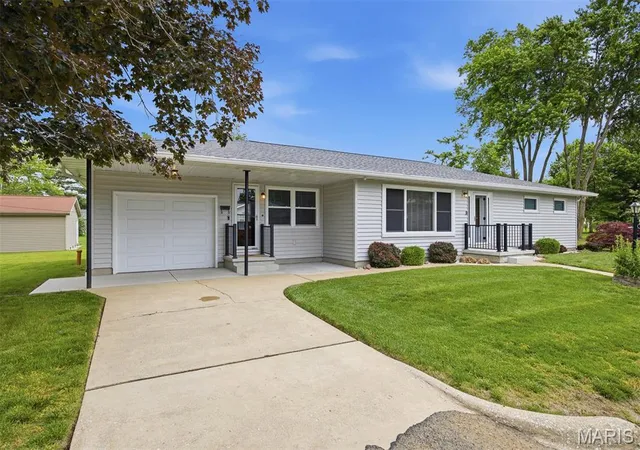 Homes for sale in Highland, IL | 1920 Cypress St, Highland, IL 62249 | MLS# MIS26031956