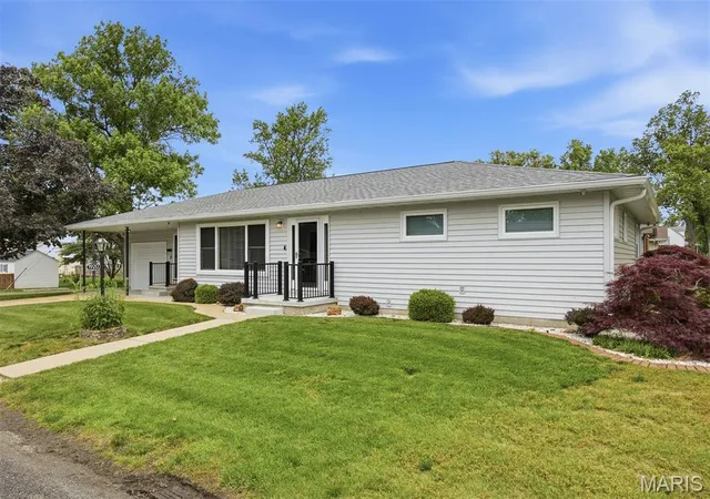 Homes for sale in Highland, IL | 1920 Cypress St, Highland, IL 62249 | MLS# MIS26031956