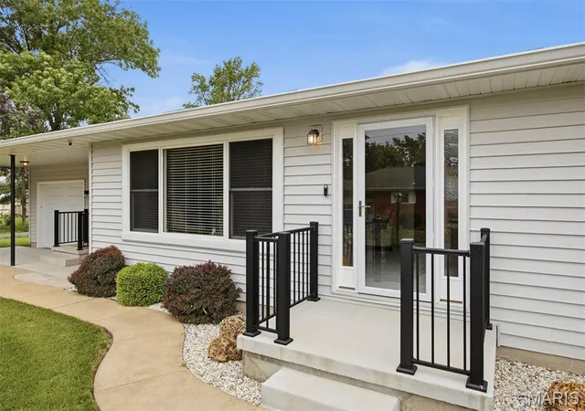 Homes for sale in Highland, IL | 1920 Cypress St, Highland, IL 62249 | MLS# MIS26031956