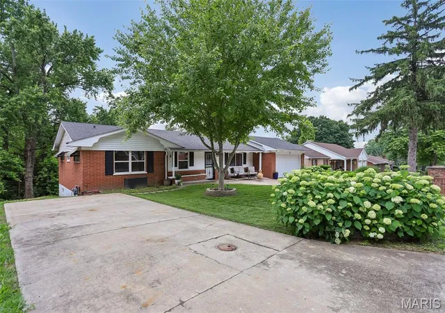 Homes for sale in Fairview Heights, IL | 66 Montclair Dr, Fairview Heights, IL 62208 | MLS# MIS26031977