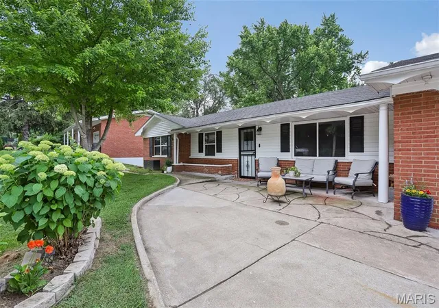 Homes for sale in Fairview Heights, IL | 66 Montclair Dr, Fairview Heights, IL 62208 | MLS# MIS26031977