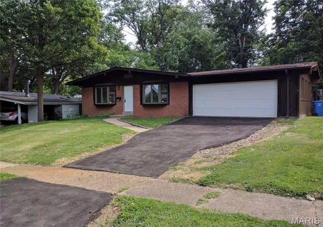 Photo 1 of Single family home for sale at 600 Pimlico Dr, Florissant, MO 63033 | MLS# MIS26032043 | Listing updated on 2026-05-21
