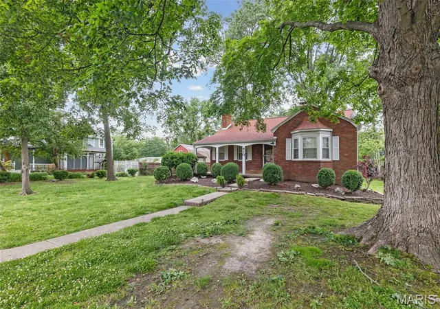 Homes for sale in Centralia, IL | 410 S Brookside St, Centralia, IL 62801 | MLS# MIS26032073