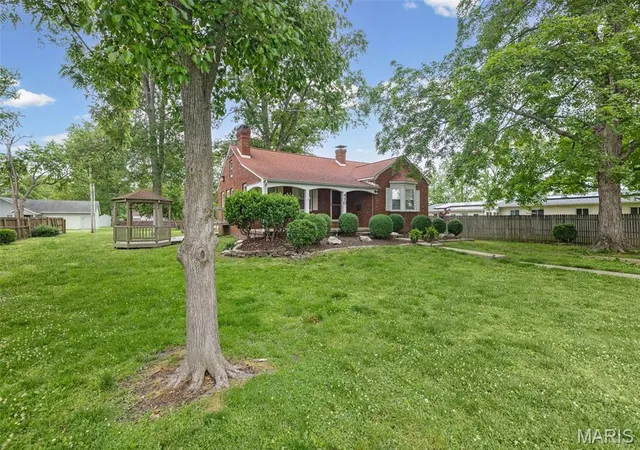 Homes for sale in Centralia, IL | 410 S Brookside St, Centralia, IL 62801 | MLS# MIS26032073