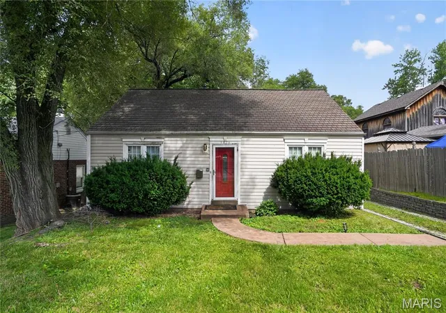 Photo 1 of Single family home for sale at 1071 N New Florissant Rd, Florissant, MO 63031 | MLS# MIS26032171 | Listing updated on 2026-09-30