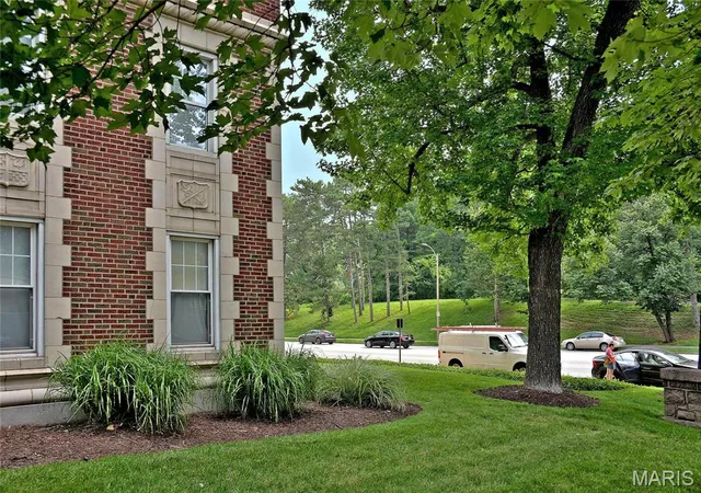 Listing Photo 1 - Condo for sale in building located at 725 S Skinker Blvd, St. Louis, MO 63105 - Unit #7C