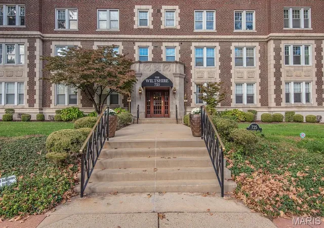 Listing Photo 1 - Condo for sale in building located at 725 S Skinker Blvd, St. Louis, MO 63105 - Unit #7C